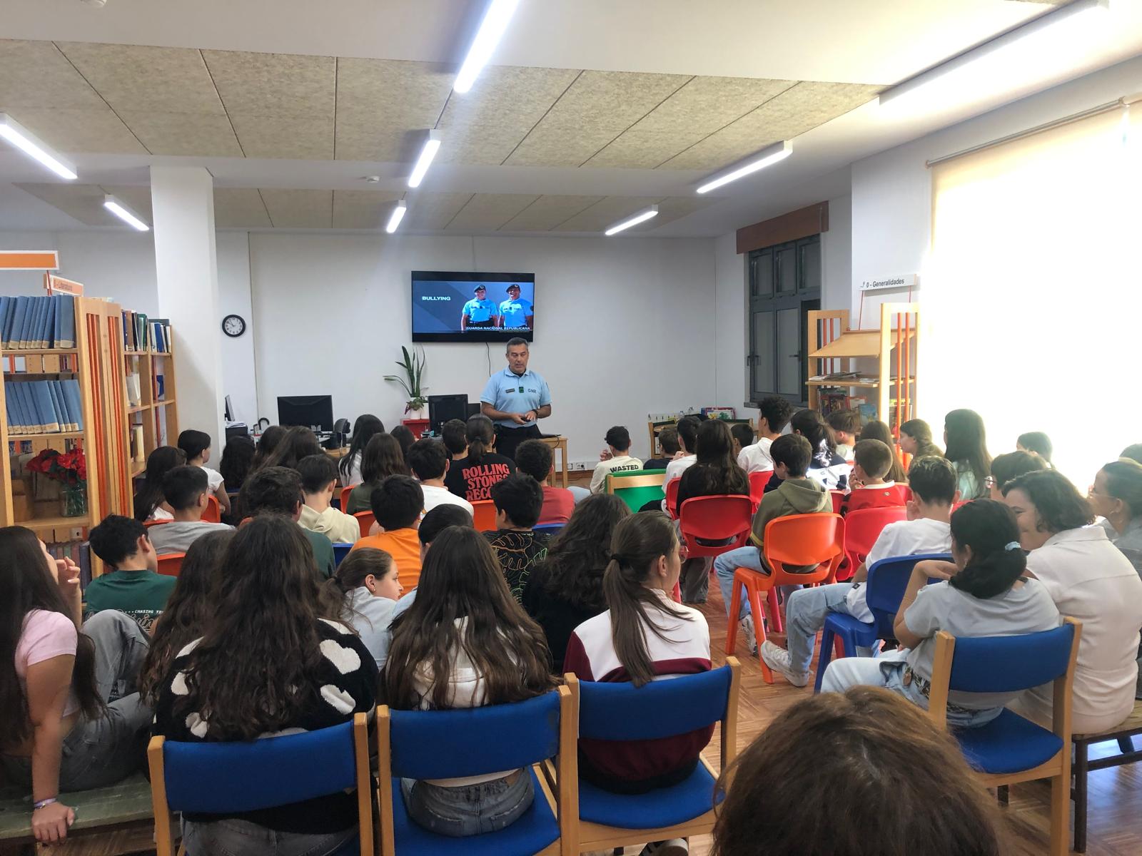 Palestras sobre delinquência juvenil e bullying na Escola Básica e Secundária de Idães